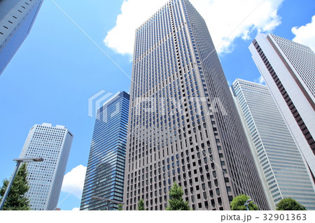 夏の西新宿ビル街 32901363