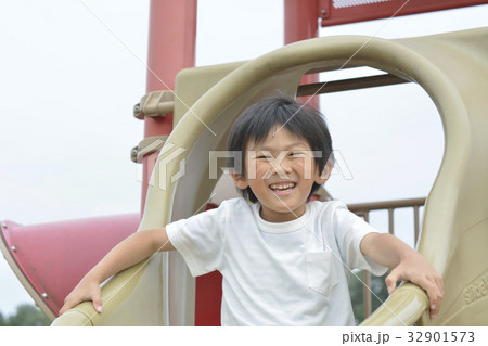すべり台で遊ぶ男の子 すべり台で遊ぶ男の子 32901573
