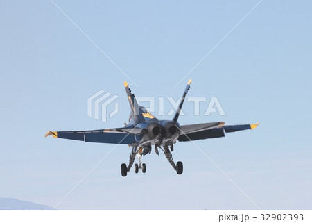 アクロバット飛行する米海軍ブルーエンジェルスのF/A-18Dホーネット戦闘攻撃機 32902393