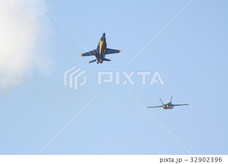 アクロバット飛行する米海軍ブルーエンジェルスのF/A-18Cホーネット戦闘攻撃機 32902396