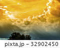 The sky with the sun shines through 32902450
