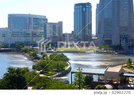 みなとみらいの海の上の遊歩道 32902770