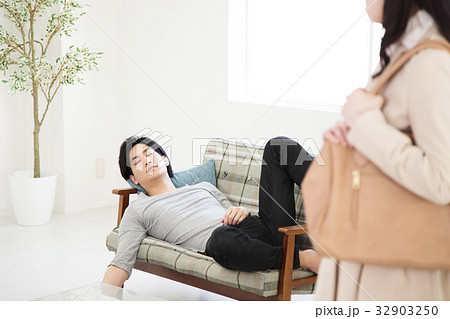夫婦　無職　逆転夫婦　ビジネスウーマン　カップル　女性　家族　男性　リビング 32903250