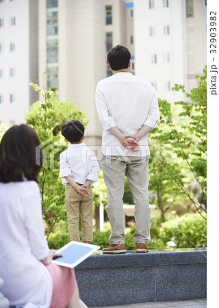 家族 ファミリー 後姿 32903982