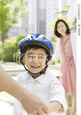 手を引く 手をにぎる 前顔 32904315