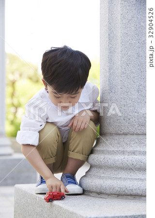 遊び ミニカー 少年 32904526