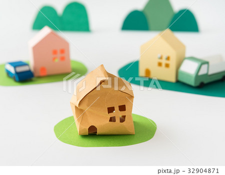 空き家問題　不良物件　老朽化　所有者不明土地　不動産　相続　財産分与　遠距離　荒廃　登記 32904871