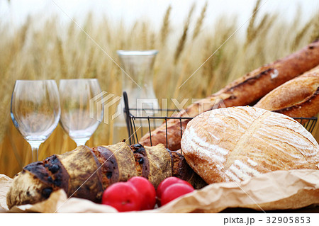 小麦畑でピクニック 小麦畑でピクニック 32905853