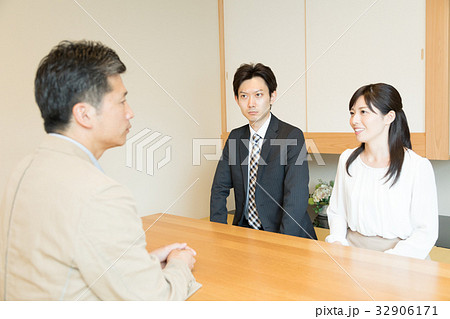 結婚の許しを請う男性　 32906171