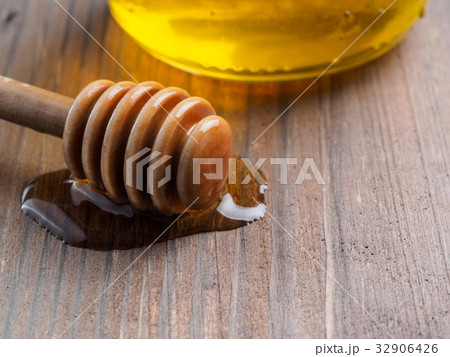 Honey dripping from honey-dipper close up Honey dripping from honey-dipper close up 32906426