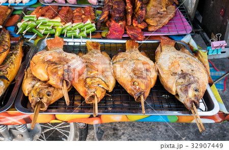 Street food stalls selling seafood, Street food stalls selling seafood, 32907449
