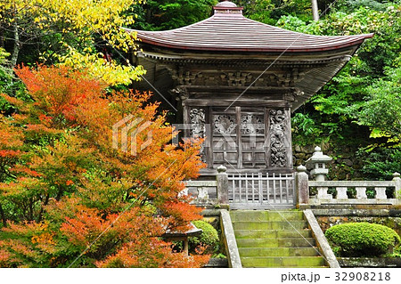 能登總持寺祖院境内の伝燈院と紅葉 能登總持寺祖院境内の伝燈院と紅葉 32908218