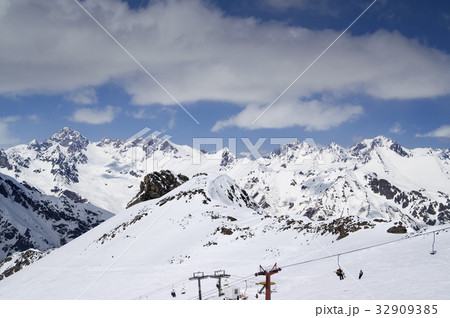 Ski slope Ski slope 32909385