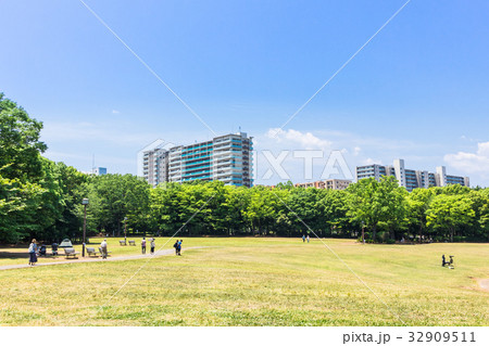 休日の公園イメージ 32909511