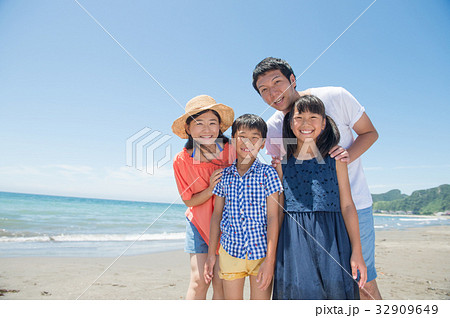 海水浴　夏休みの小学生 32909649