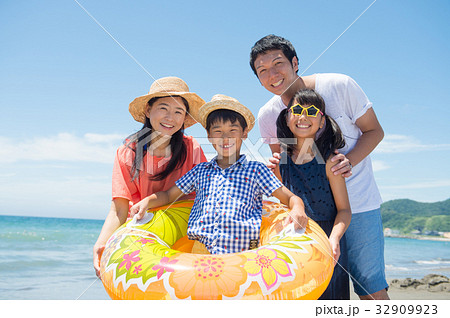 家族で海水浴　小学生　夏休み 32909923