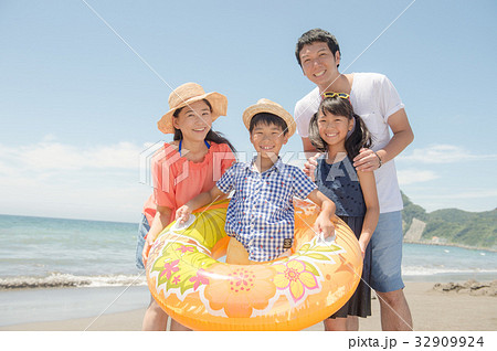 家族で海水浴　小学生　夏休み 32909924