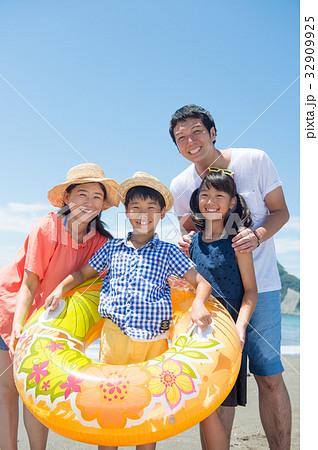家族で海水浴　小学生　夏休み 32909925