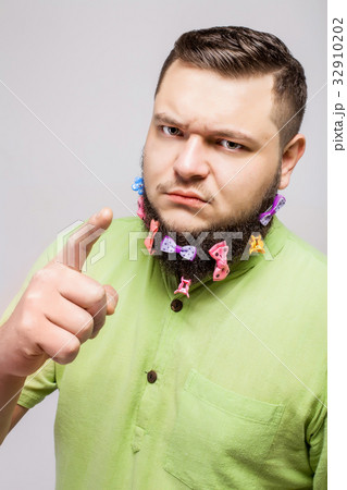 angry man show finger 32910202