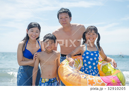 海水浴 水着のファミリーの写真素材