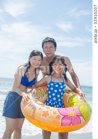 海水浴　水着のファミリー 32910207