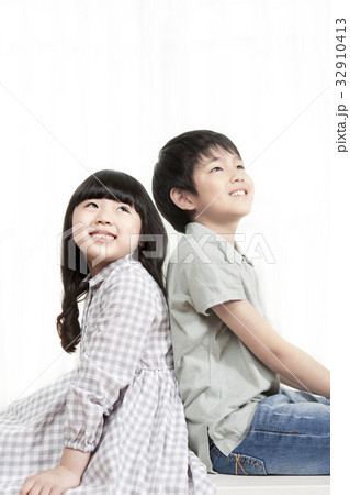 後ろ向き 背を向け合う そむける 32910413