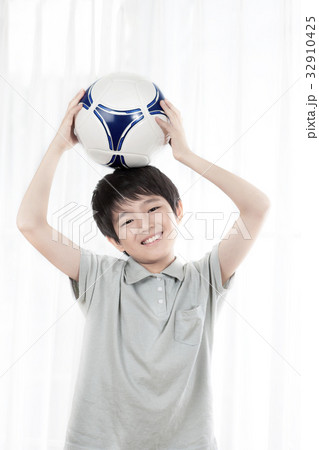ボール 少年 笑い 32910425