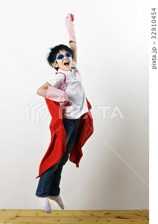 少年 スーパーマン ポーズ 32910454