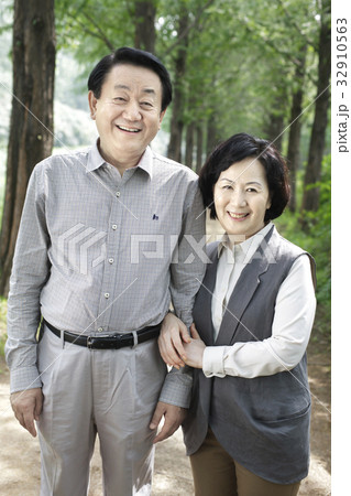 60代 夫婦 散歩 32910563