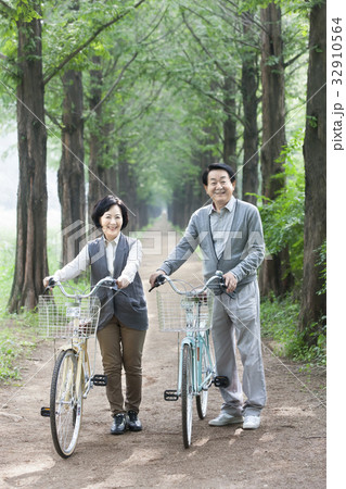 60代 夫婦 散歩 32910564