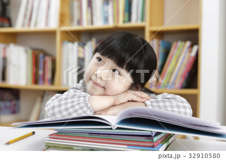 少女 上げ見る 見上げる 32910580