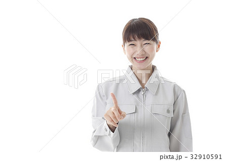 指さしポーズの女性 指さしポーズの女性 32910591