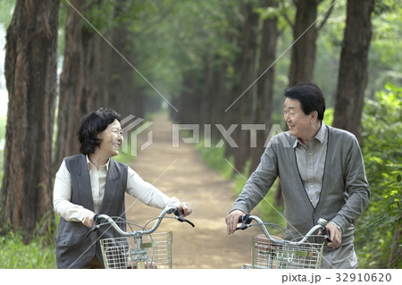 高齢者 老人 夫婦 32910620