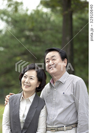 高齢者 老人 夫婦 32910640