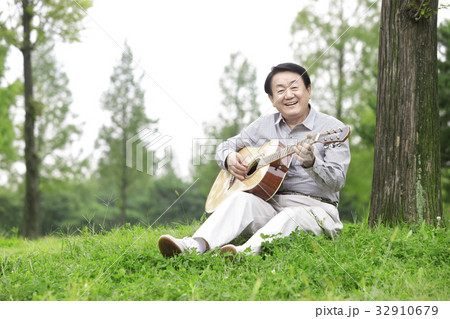 60代 アコースティックギター 演奏 32910679