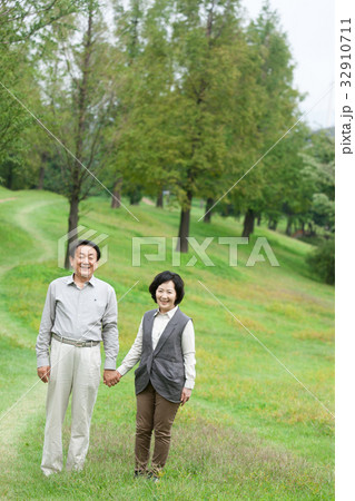 高齢者 老人 夫婦 32910711