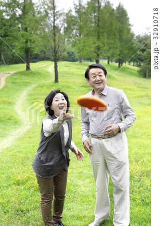 投げ 投げる 夫婦 32910718