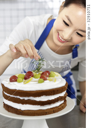 30代 笑顔 微笑 32910751