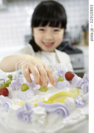 パン 少女 キッチン 32910803