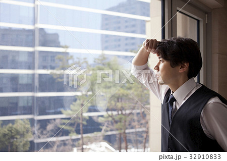 よりかかる ビジネスマン オフィス 32910833