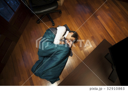 オフィス 夜勤 しゃがむ 32910863