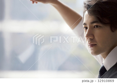 30代 よりかかる 無表情 32910869