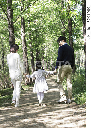 家族 ファミリー 後姿 32910894