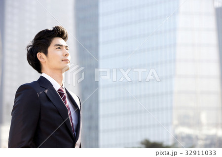 20代 高層ビル ビジネスマン 32911033
