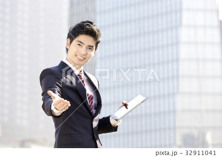 20代 ビジネスマン アイパッド 32911041