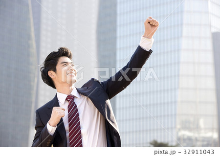 ビジネスマン 上半身 若 32911043
