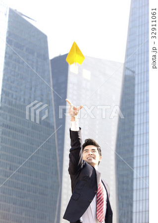 高層ビル ビジネスマン 若い男 32911061