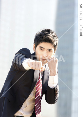 20代 ビジネスマン 自信を持って 32911105