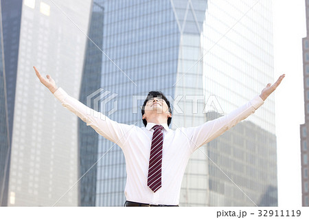 ビジネスマン 成功 上げ見る 32911119