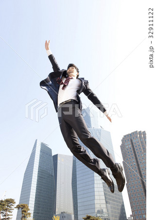 都市 都会 ビジネスマン 32911122